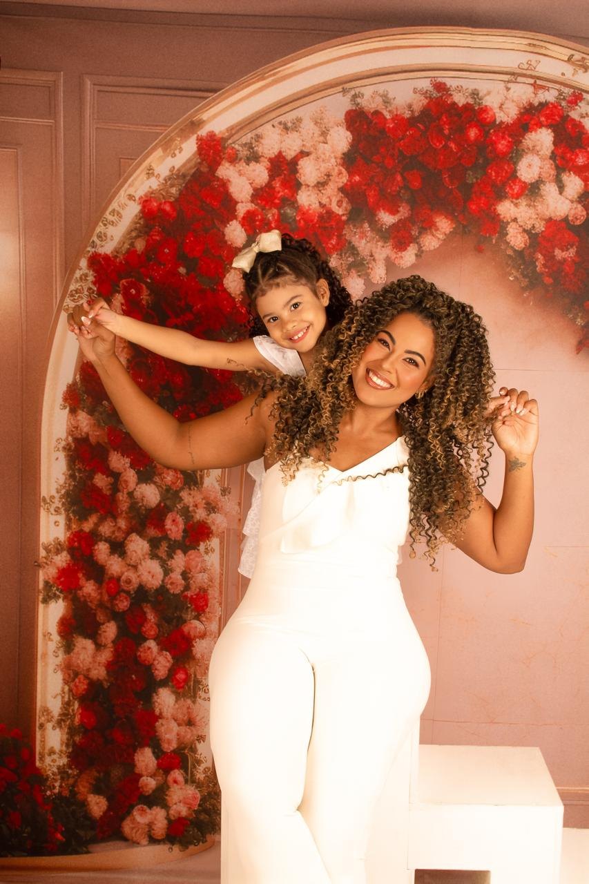 Priscilla Lima, especialista em cabelo cacheado e crespo infantil, com sua filha Valentina